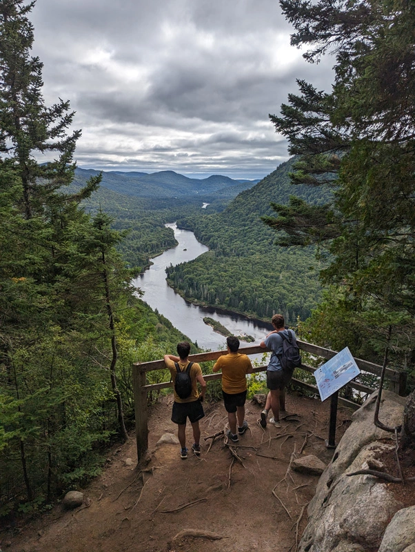 On apprécie la vue parc de la jacques cartier point de vue nature rivière forêt