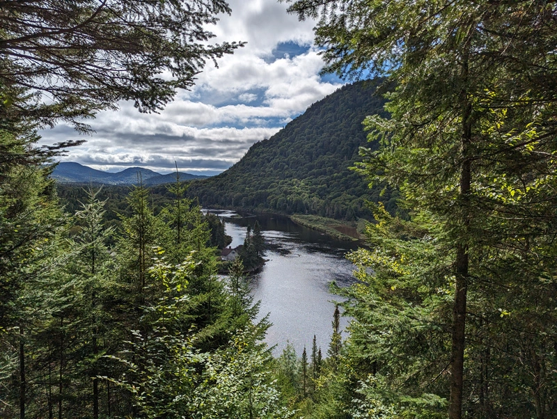 Le premier parc national d'une longue série Parc de la Jacques Cartier près de Québec City