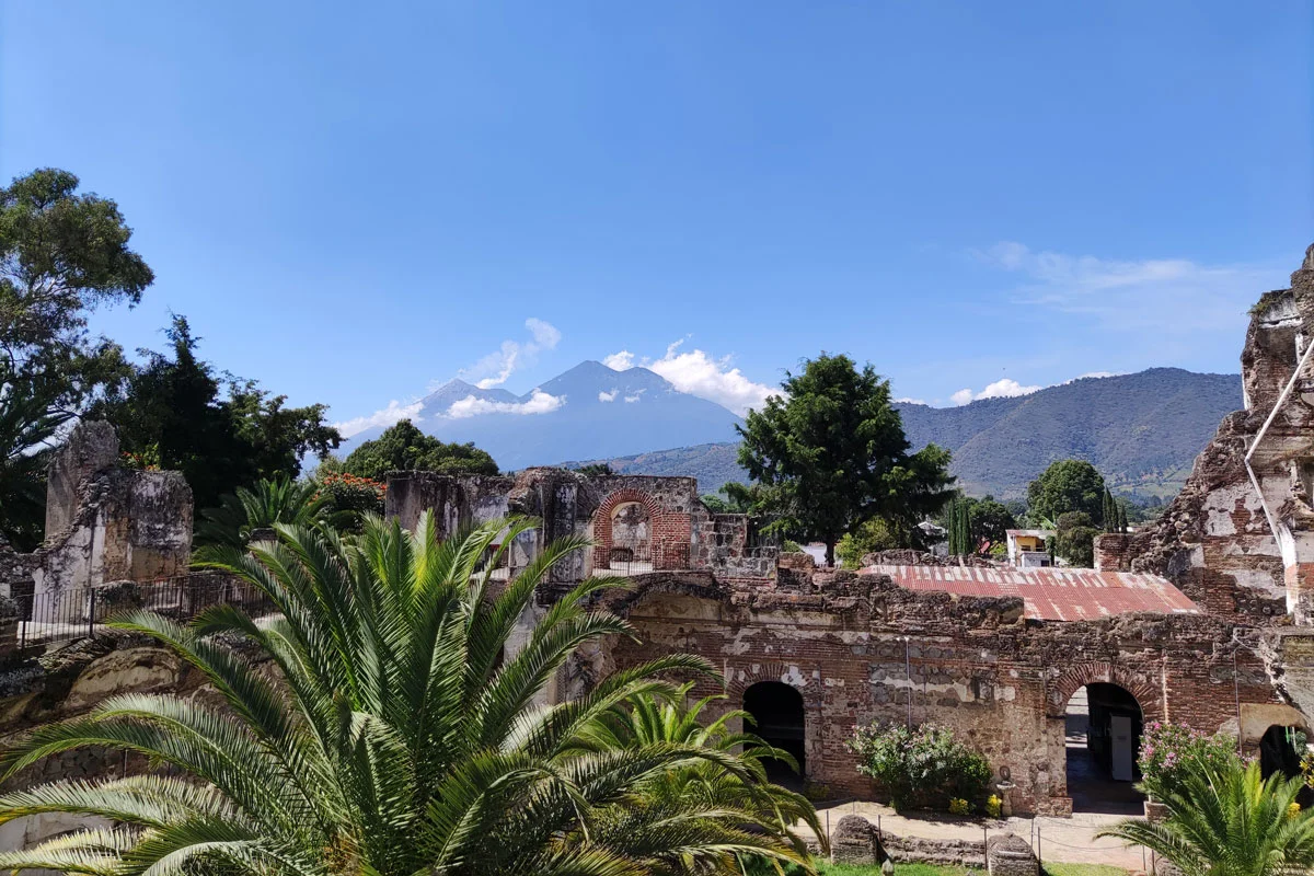 Couvent Santa Clara à Antigua couvent santa marta antigua guatemala volcans