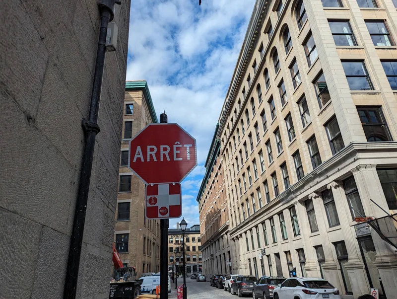 Un panneau arrêt panneau arrêt montréal centre-ville