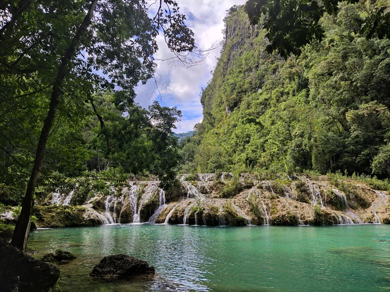 Semuc Champey vu d'en bas semuc champey cascades vue bas rivière baignade
