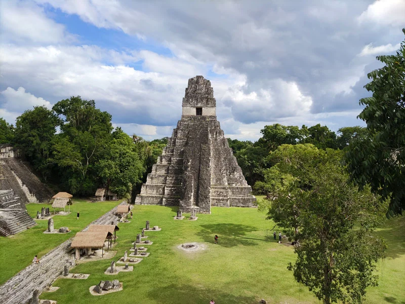 Gran Plaza Tikal temple maya tikal gran plaza flores