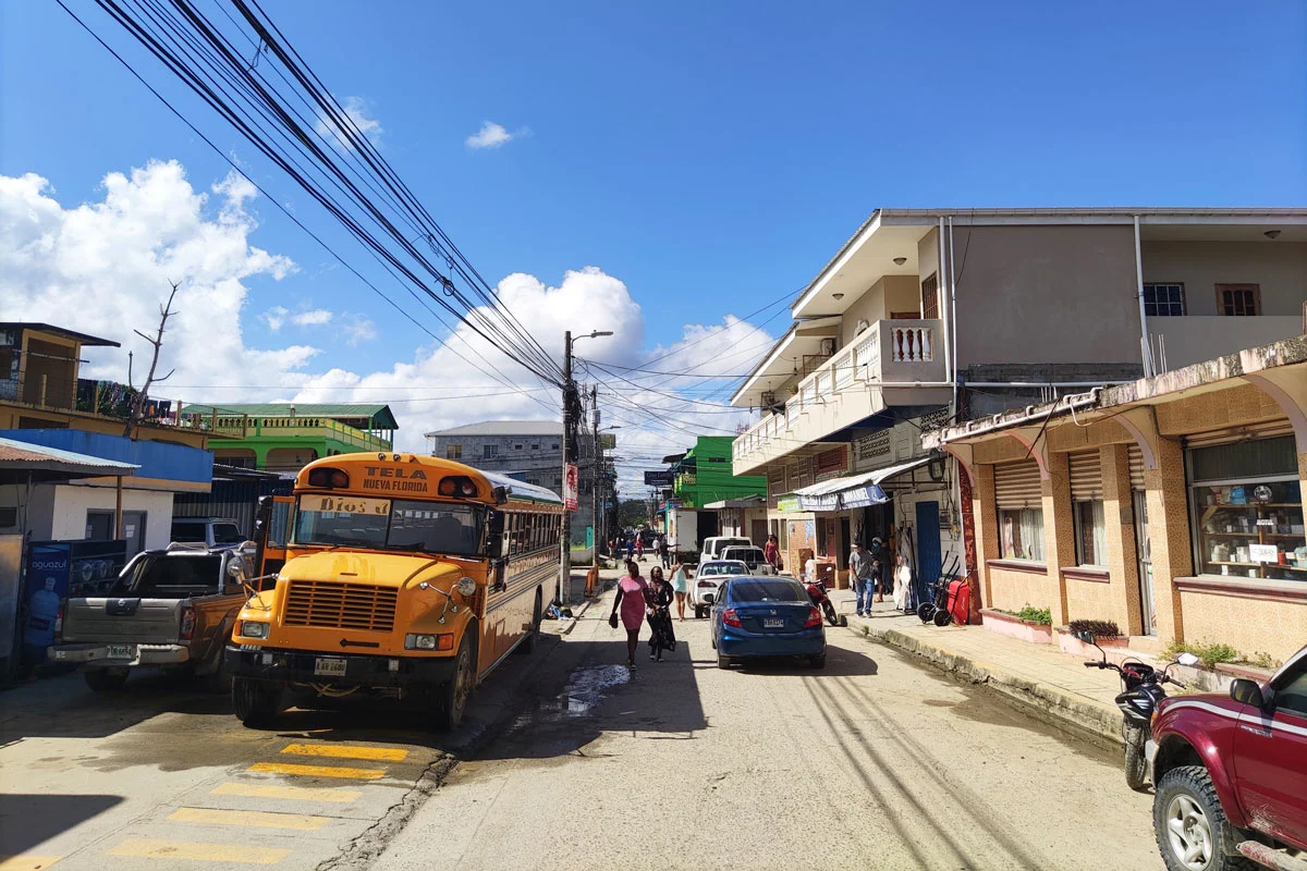Une rue dans la petite ville de Tela au Honduras en Amérique centrale