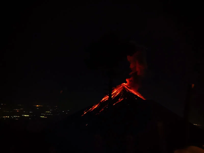 Le volcan Fuego en éruption de nuit volcan fuego éruption nuit randonnée antigua