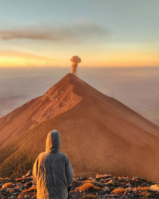 Le soleil levant sur le Fuego soleil levant volcan fuego antigua