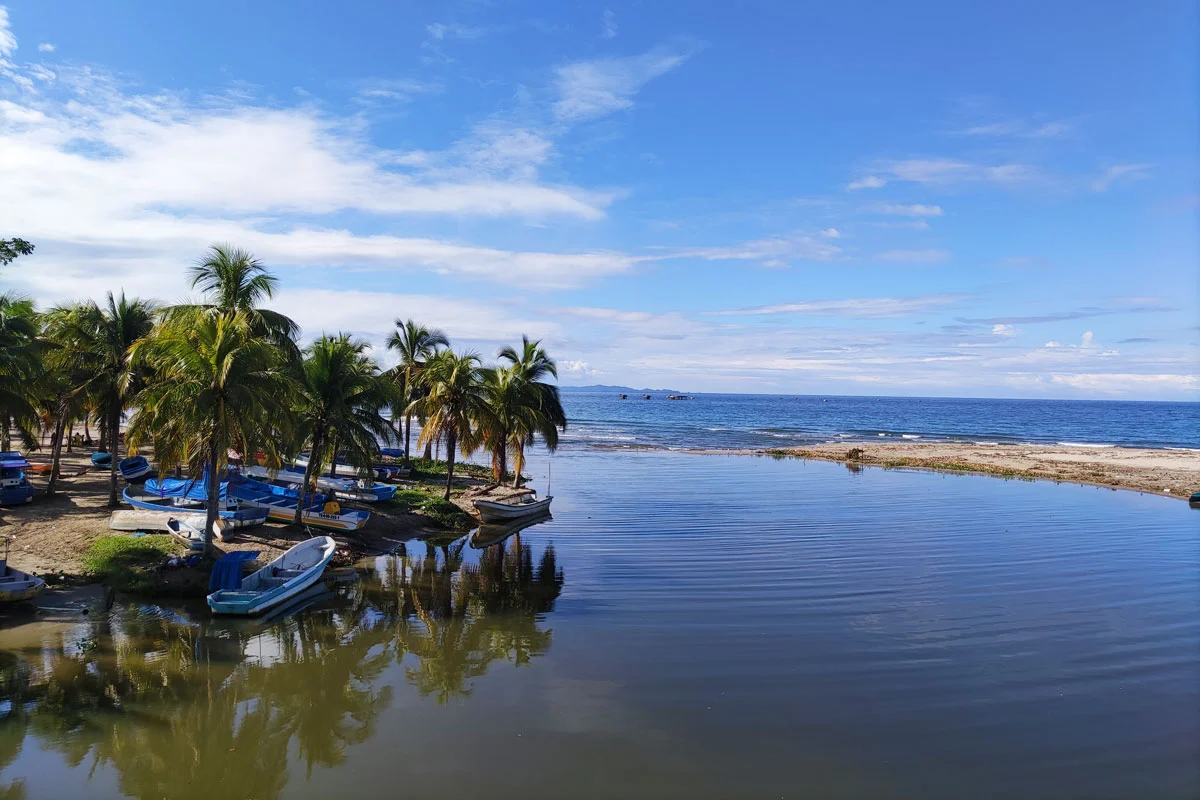 Vue sur la plage et la côte de Tela au Honduras