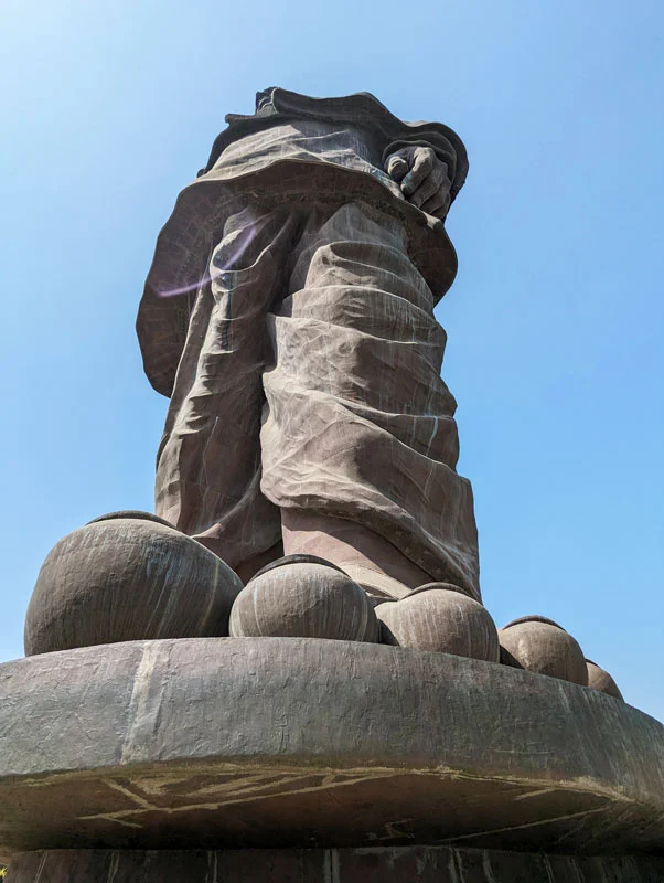 pied Statue de l'Unité visiter la plus haute statue du monde Vadodara Inde