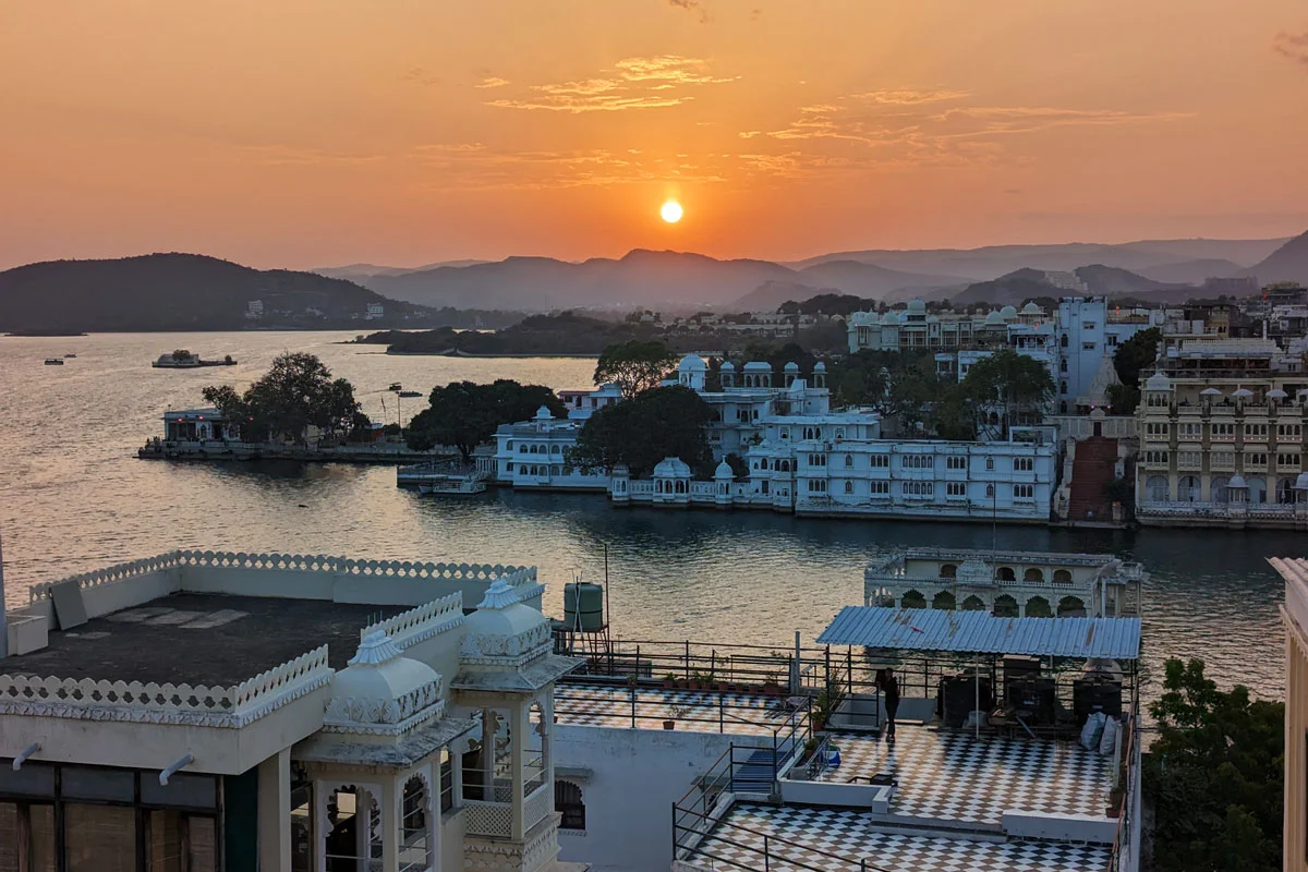 Udaipur hostel terrasse coucher de soleil sunset rajasthan