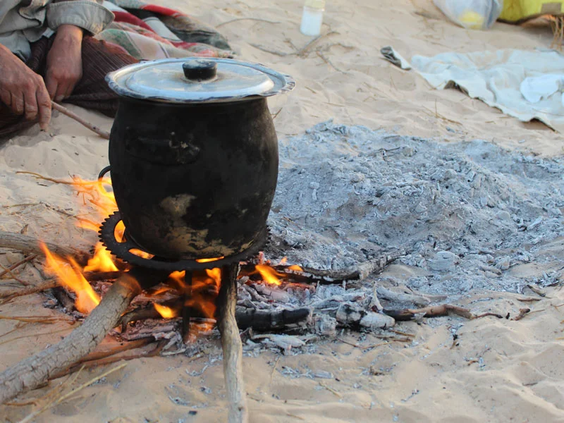 Repas couscous Sahara Desert Tunisia tour trek dromadaire