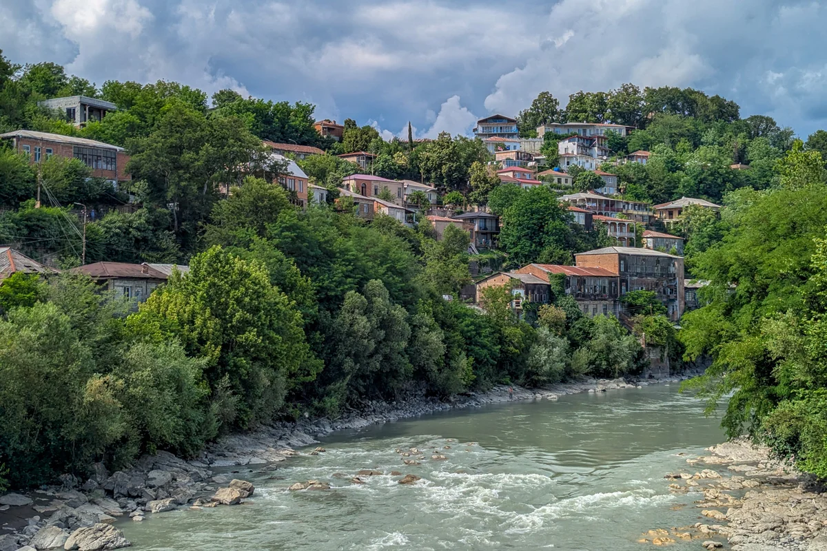Kutaisi rivière village typique géorgie