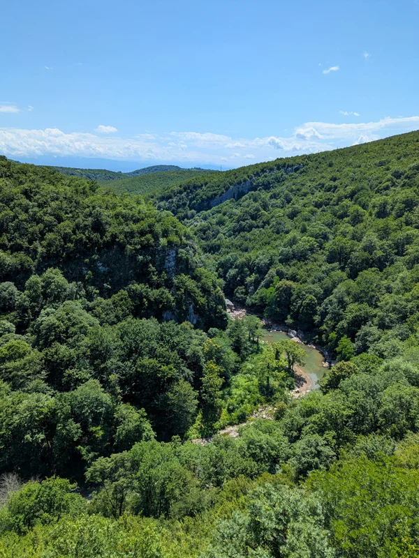 Motsameta falaise monastère paysage Géorgie
