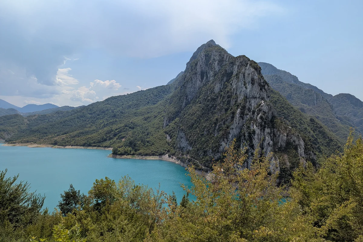 lac bovilla montagnes albanie road trip itinéraire