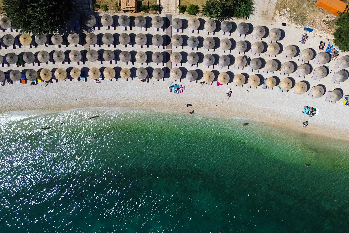 plage transats albanie chaise longue méditerranée