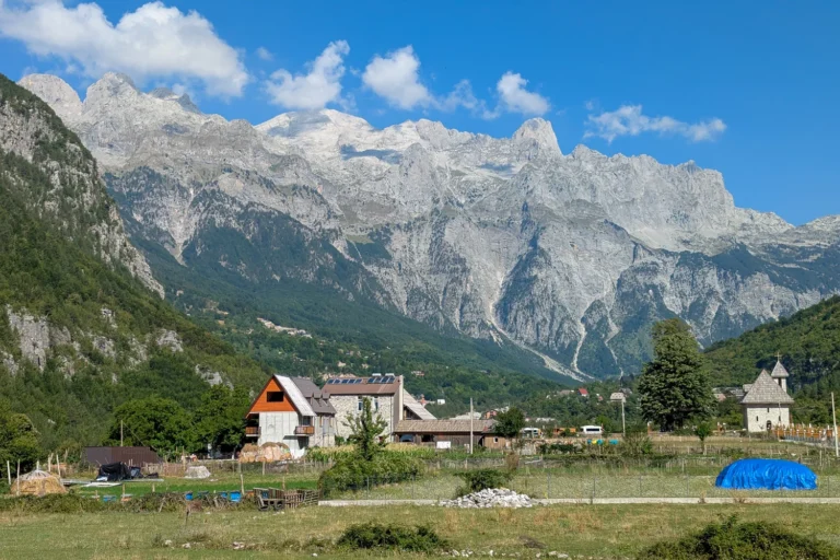 village theth montagnes albanie