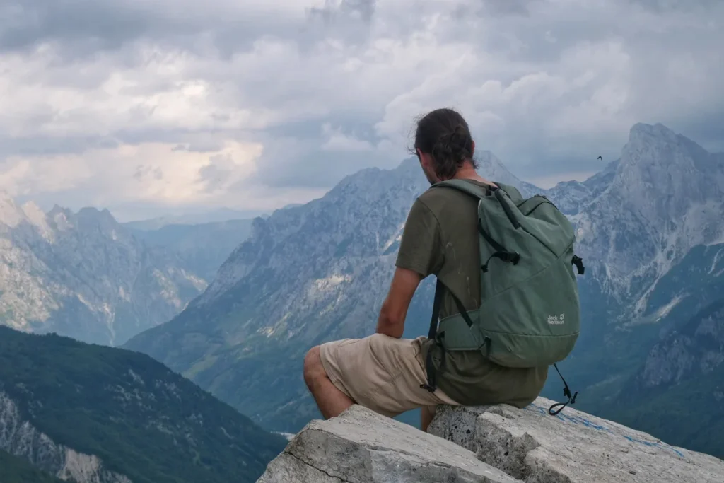 theth valbona vue montagnes sac à dos