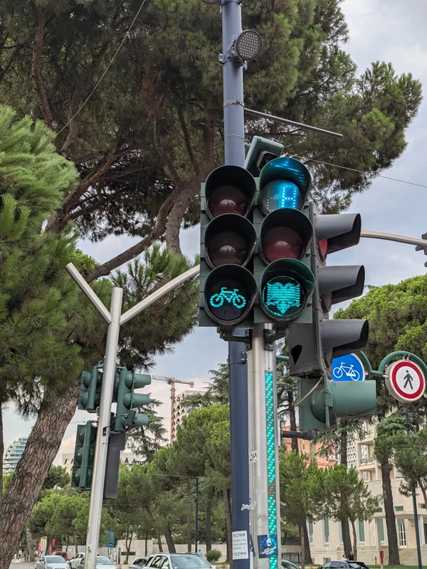 tirana feux circulation tricolore vert rouge drapeau aigle