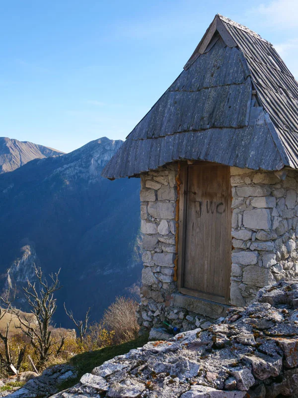 les plus hautes toilettes de bosnie lukomir
