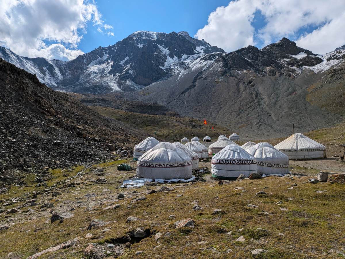 Camp de yourte au pied des montagnes