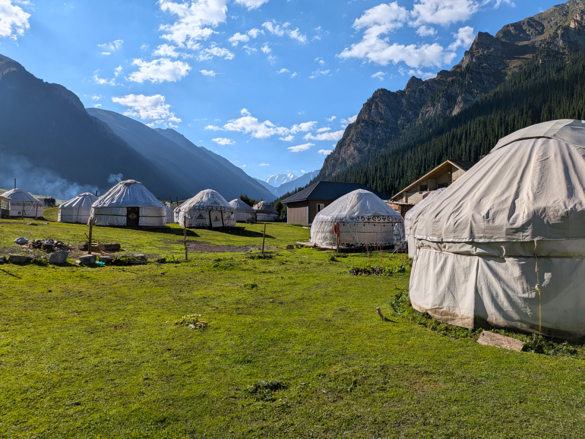 Les yourtes dans les montagnes à Altyn Arashan